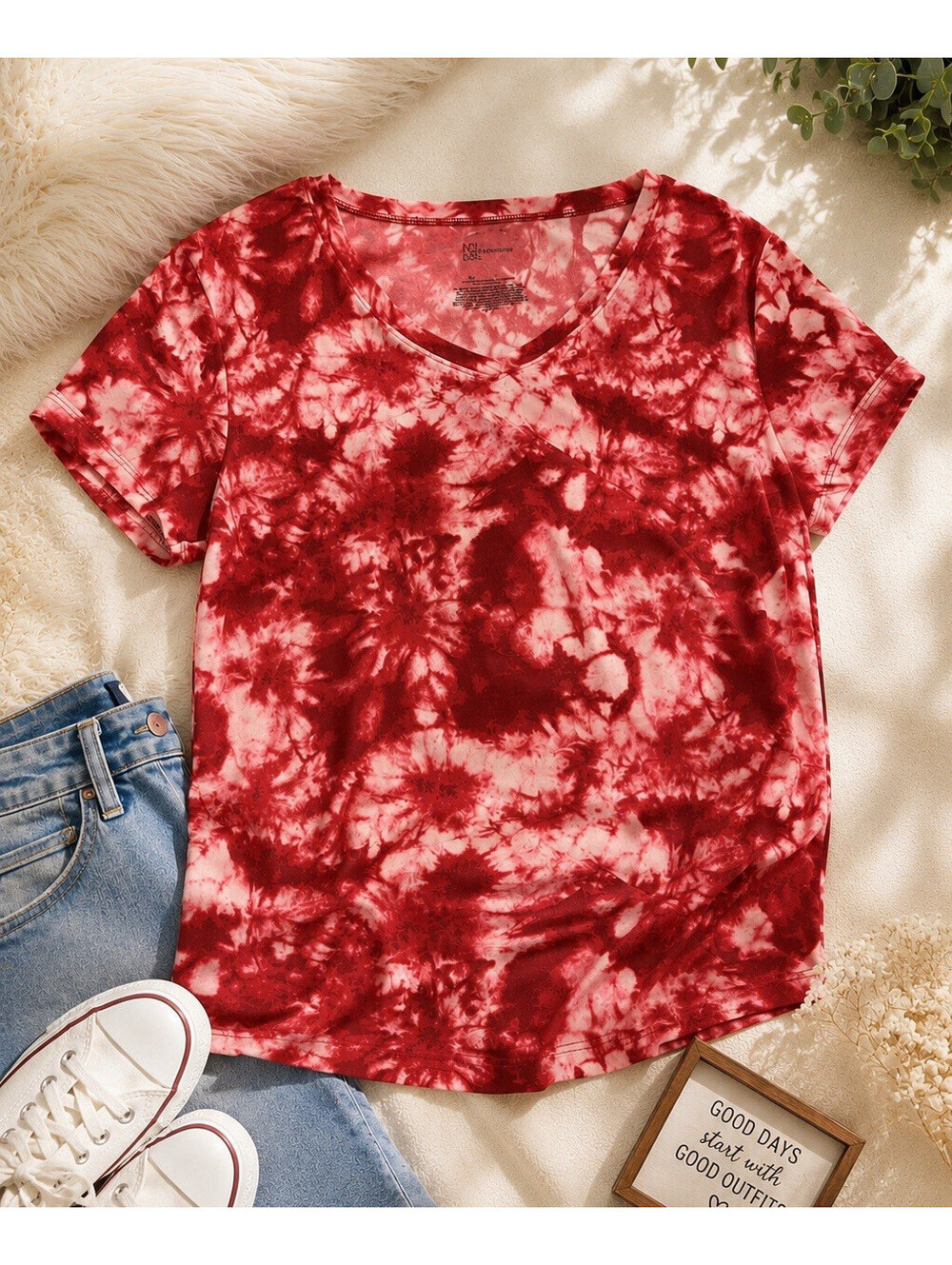 No Boundaries Women's Red/White Tie-Dye V-Neck Short Sleeve T-Shirt M